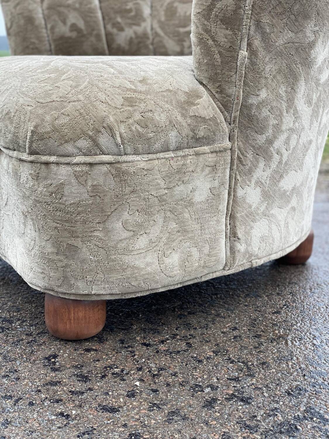 Asymmetrical Hollywood chair