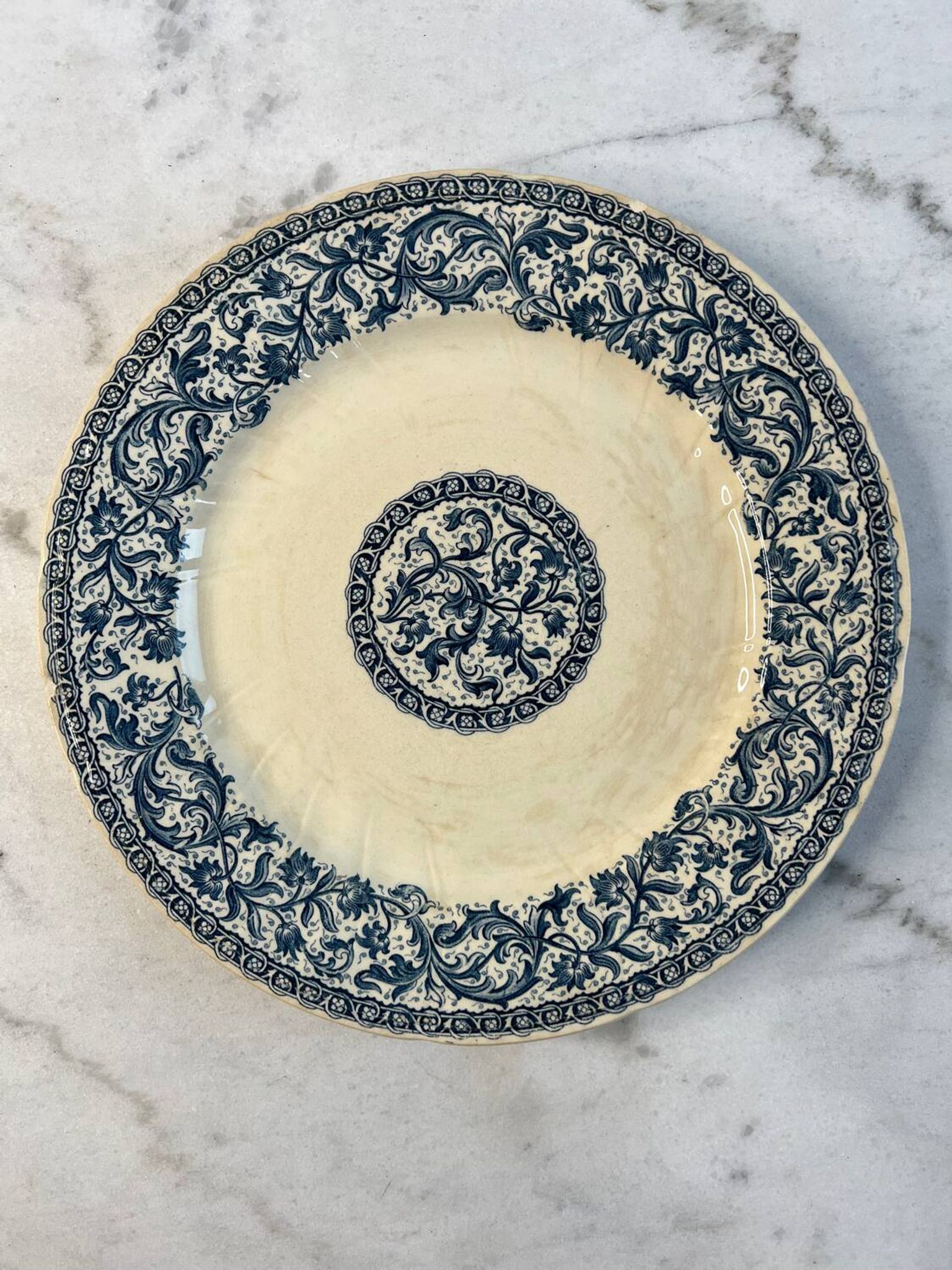 Flat plate made of ironstone from Gien, "Garlands" decoration, 1937.