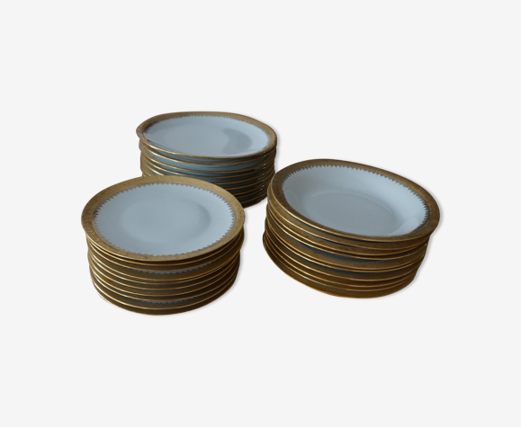 Lot d'assiettes plates,creuses et assiettes à dessert en porcelaine de limoges