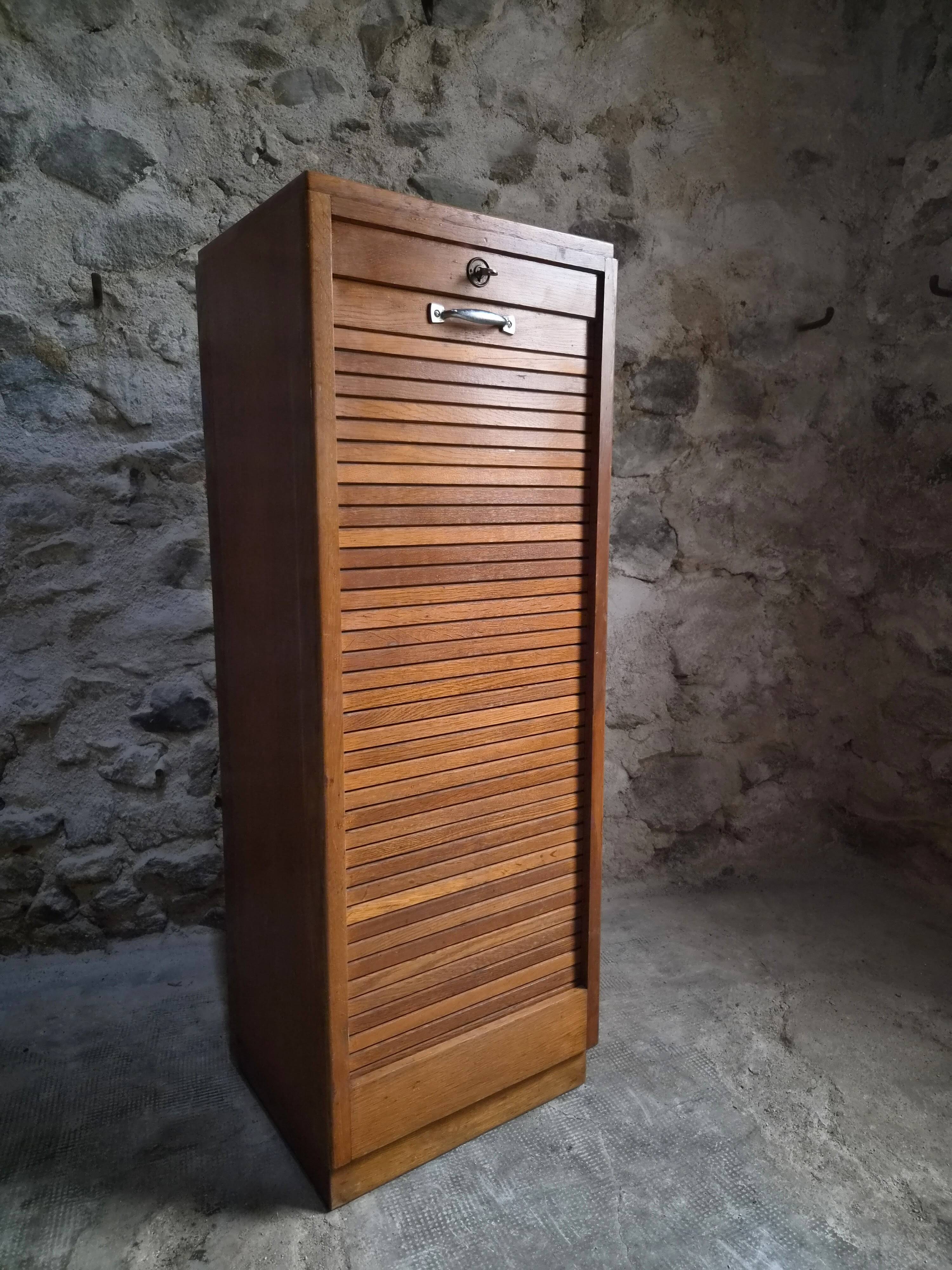 Armoire à rideau vintage en chêne | France | 1960s–1970s