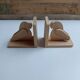 Serre-livres en bois brut figurant des oiseaux