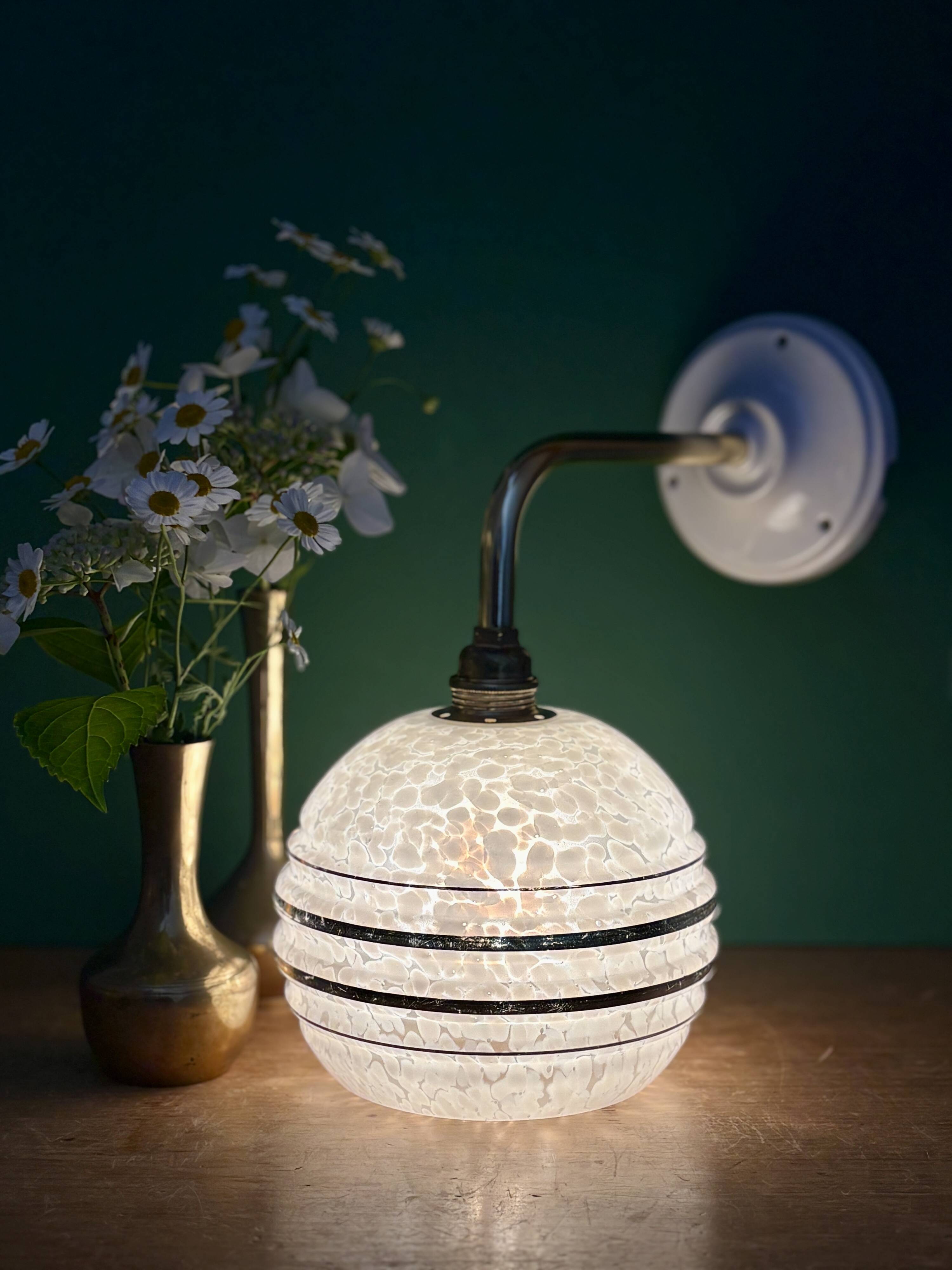 Applique coudée globe vintage en verre de Clichy blanc et doré
