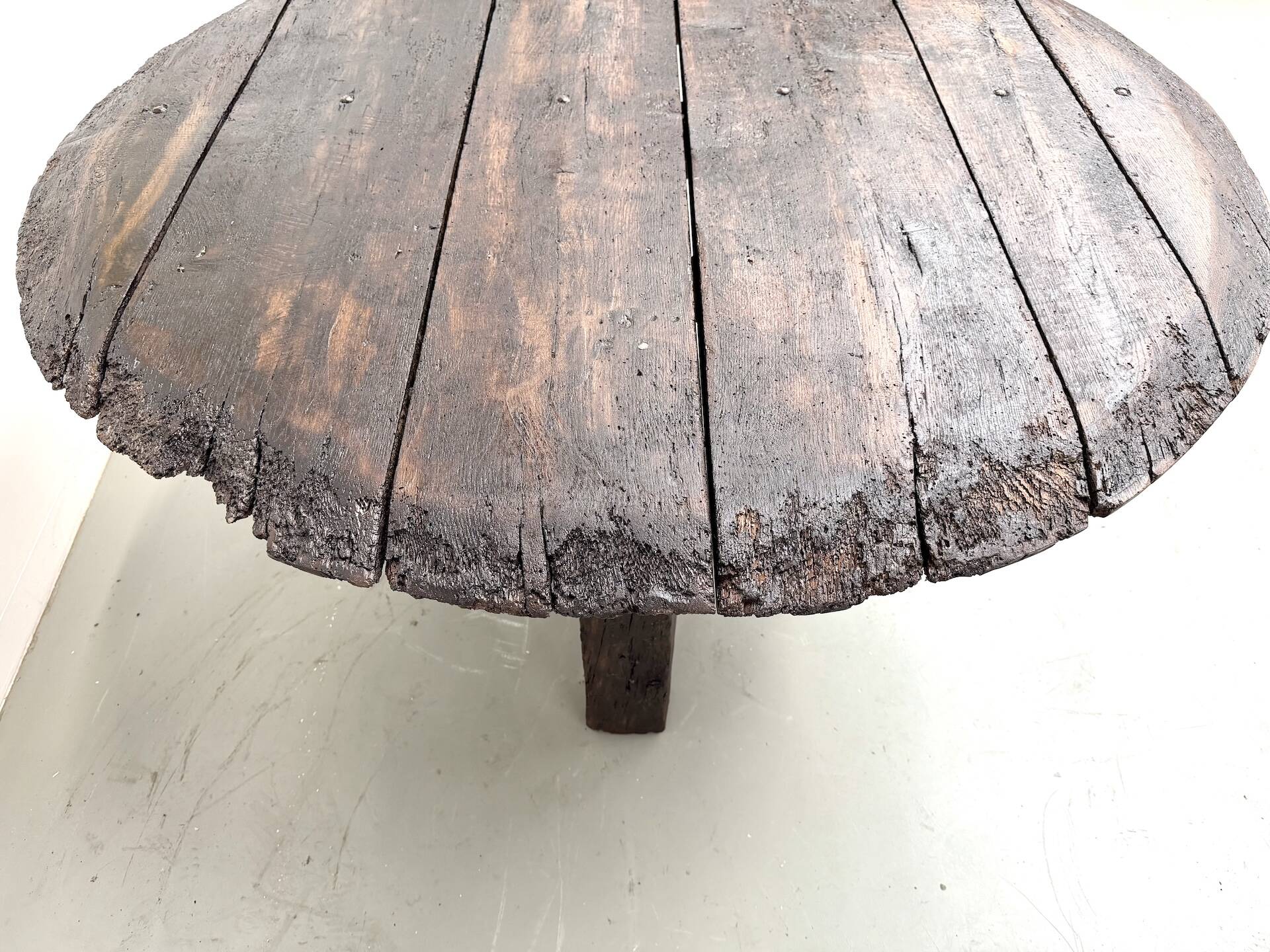 Round table in popular oak, circa 1880.