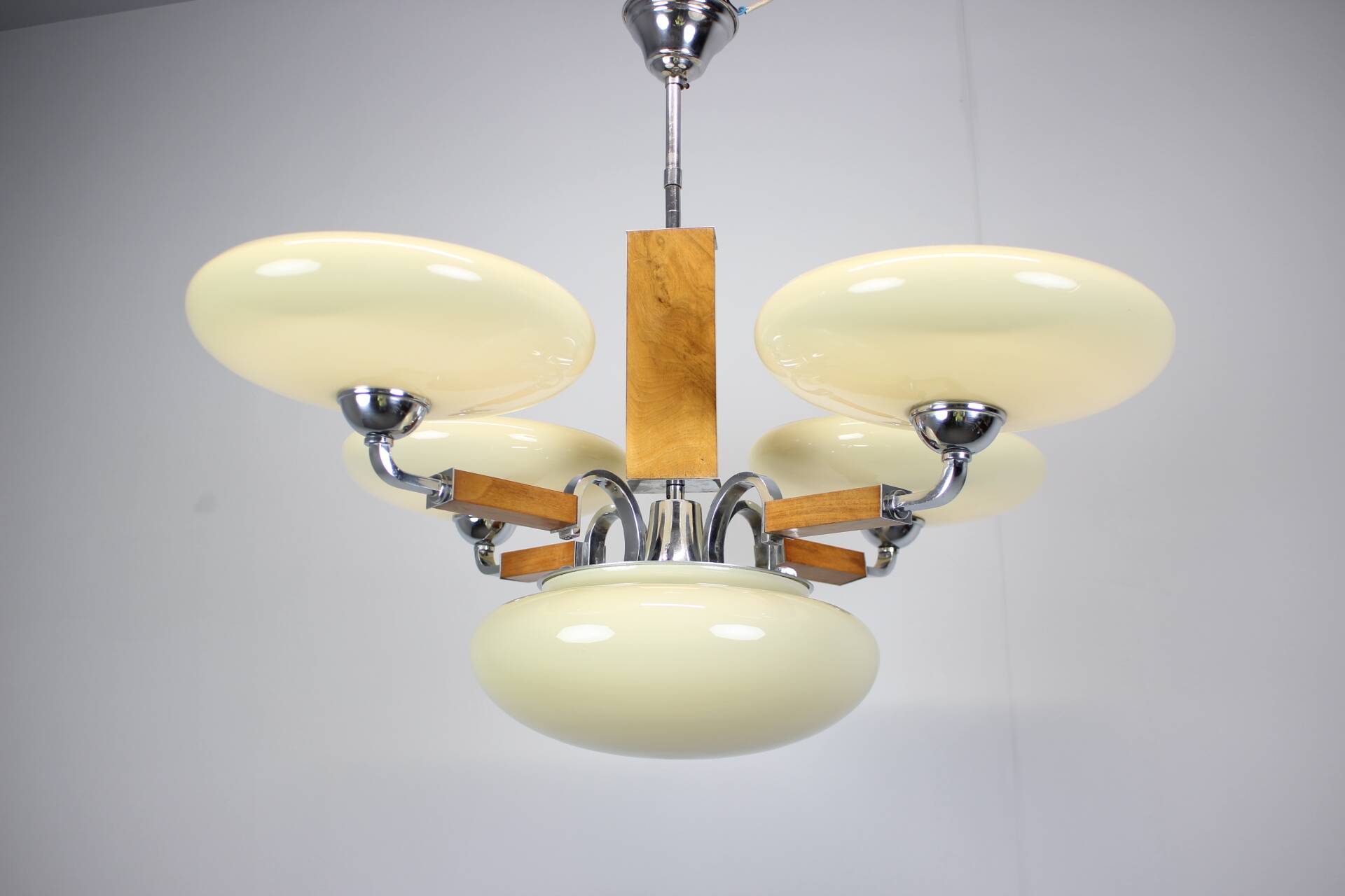Lustre art déco restauré de 1930 en chrome, bois et abat-jours en verre crème