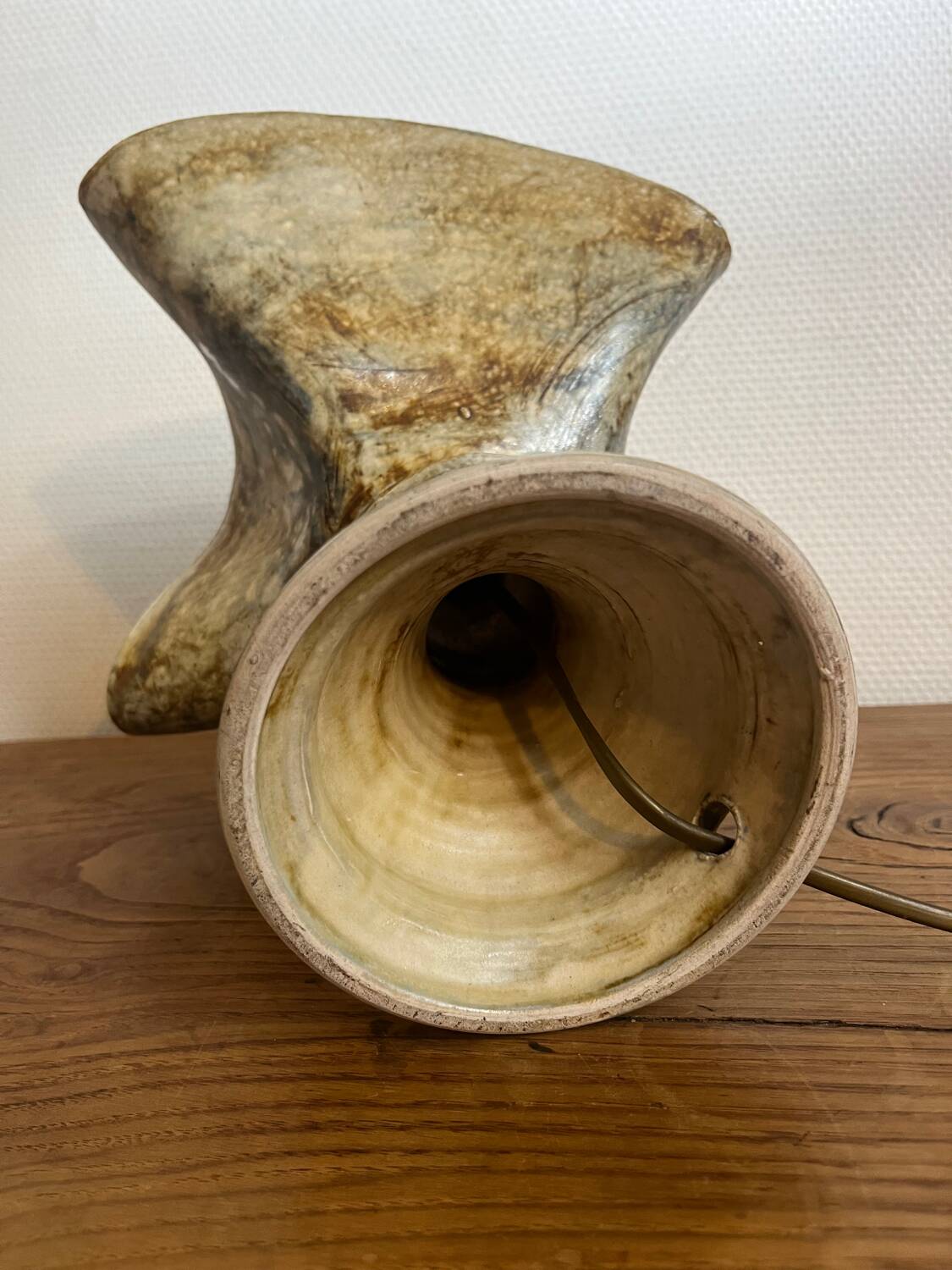 Ceramic lamp with opaline globe