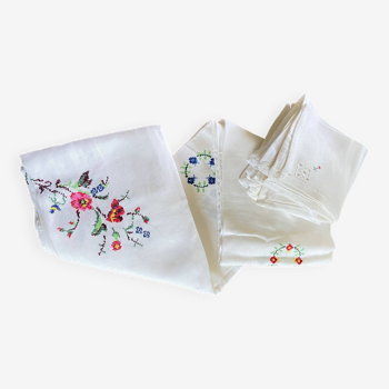 Embroidered Tablecloth and 12 Vintage Napkins