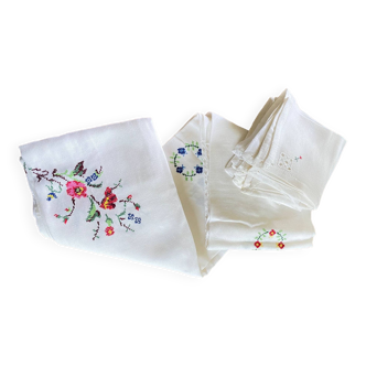 Embroidered Tablecloth and 12 Vintage Napkins