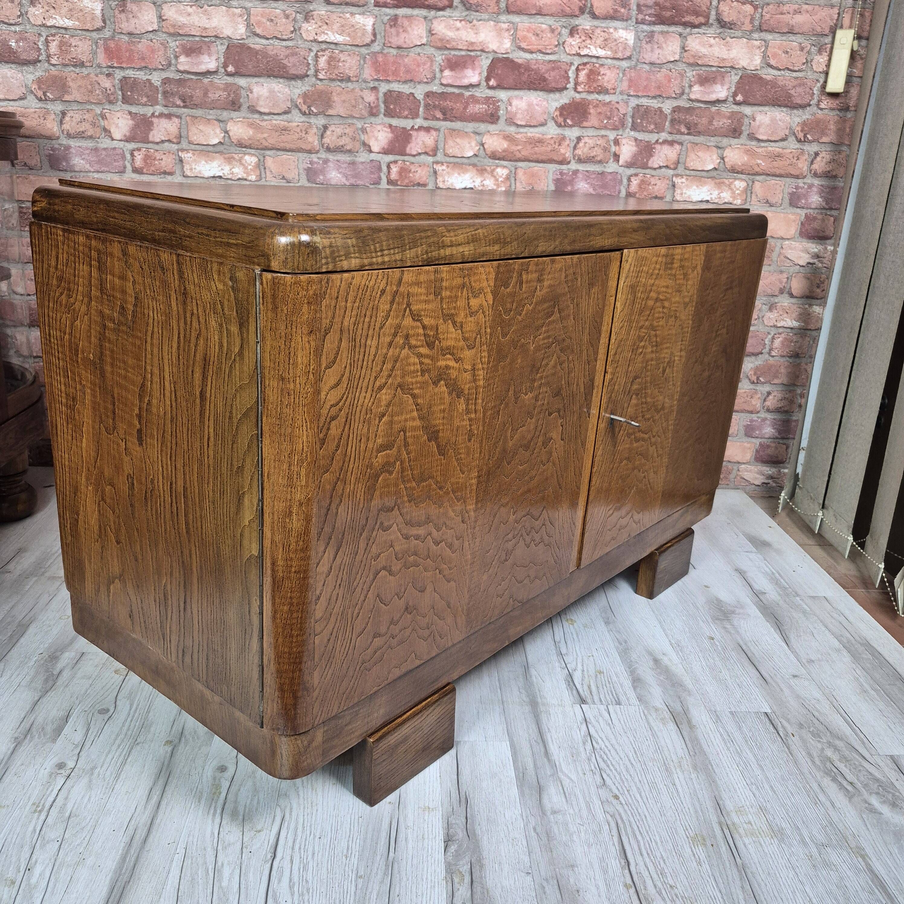 Commode basse en chêne Art Déco restaurée, console TV des années 1940.