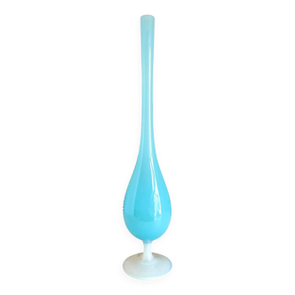 Vase, soliflore en opaline blanche et bleu ciel