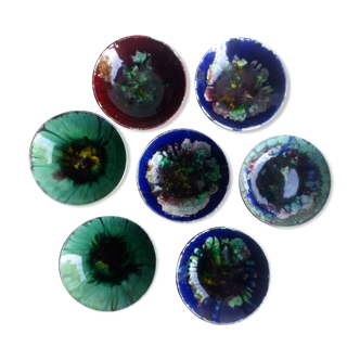 Sept assiettes de potier aux émaux multicolores