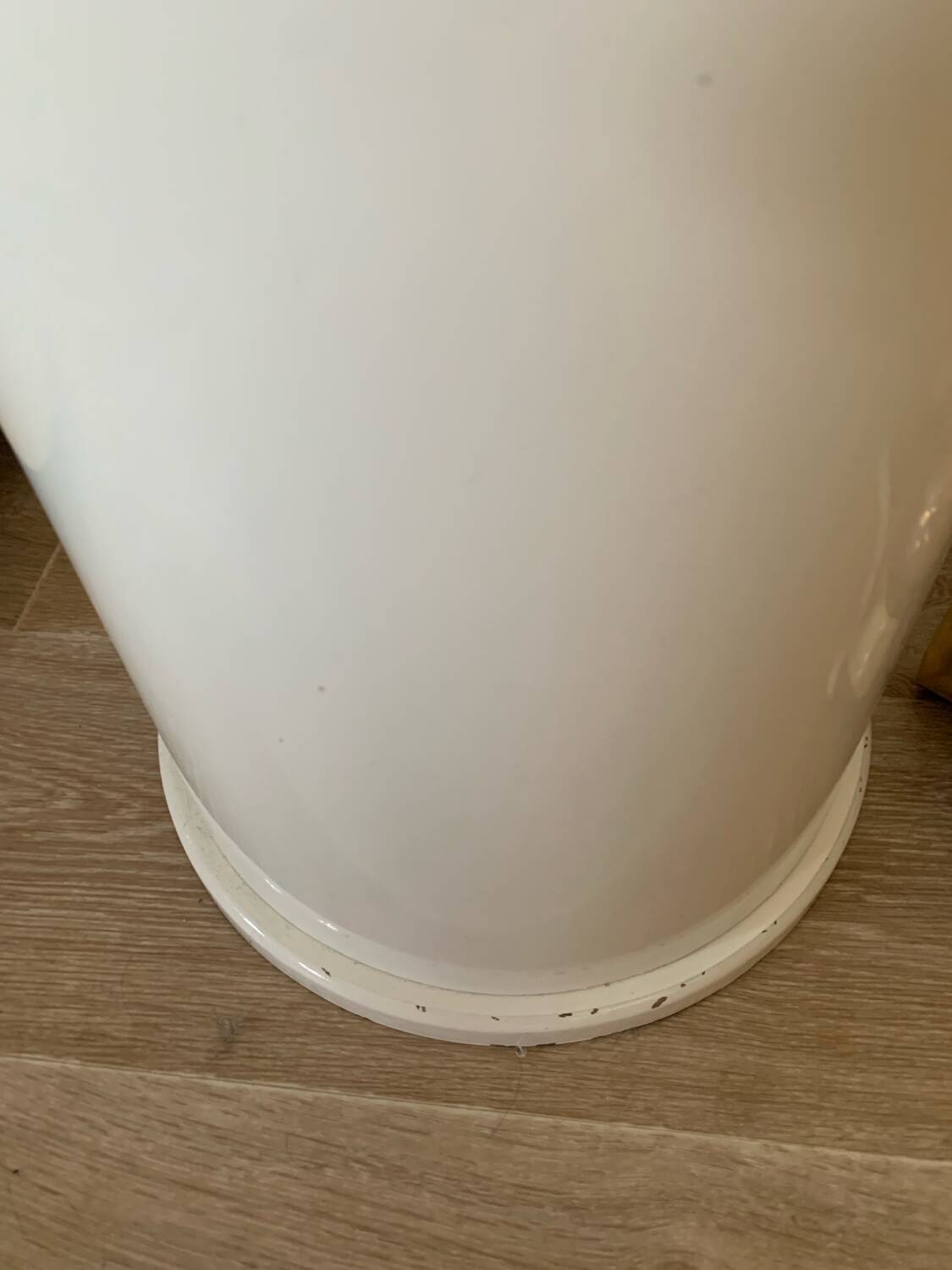 Lipstick mirror on foot