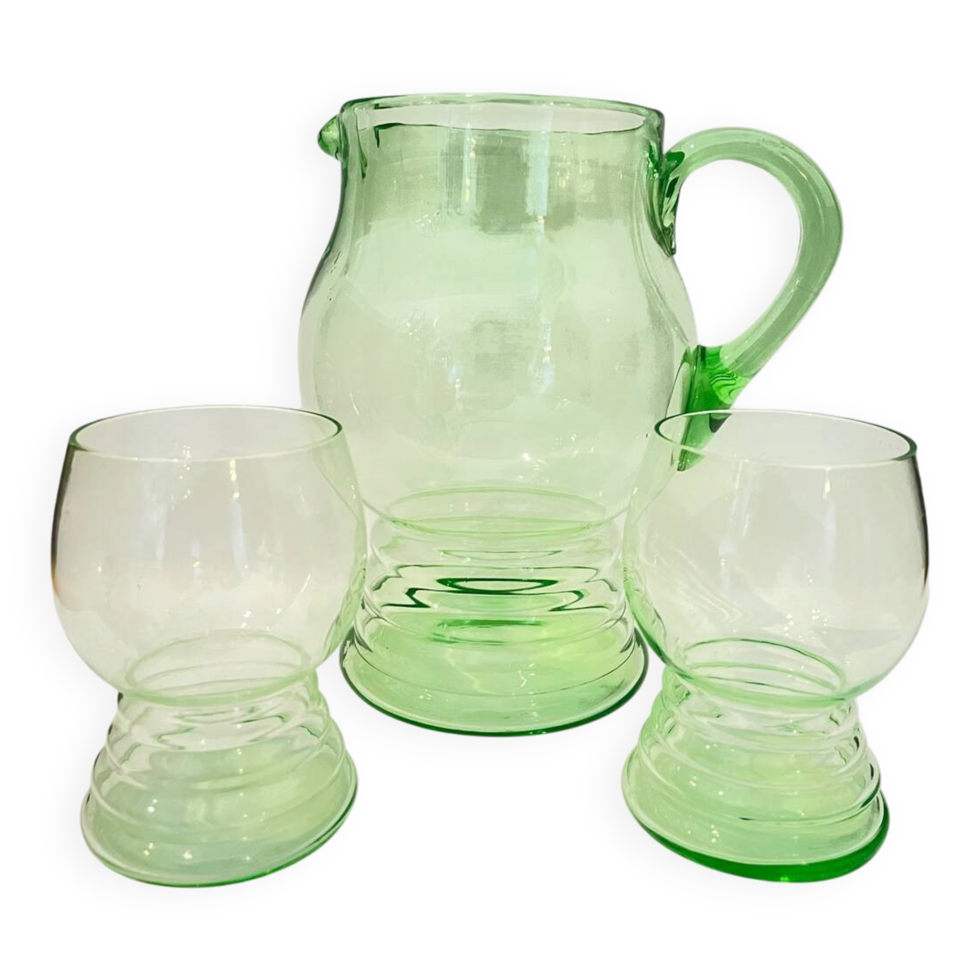 Art Deco carafe and its two glasses, in uraline