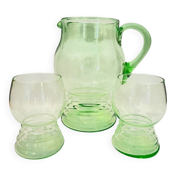 Art Deco carafe and its two glasses, in uraline