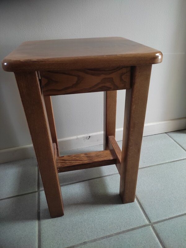 Varnished solid wood stool dp 1022701