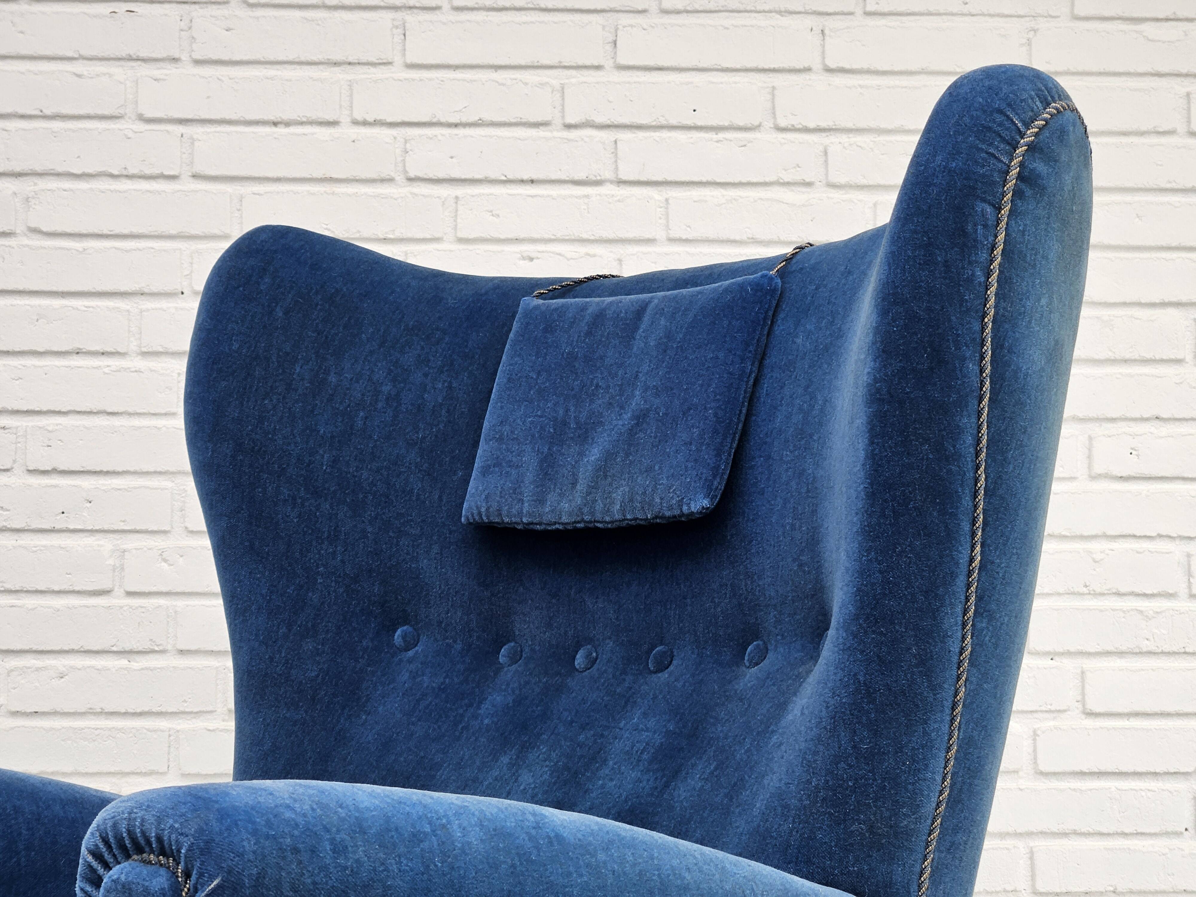 Années 1960, fauteuil relax danois à dossier haut, état d'origine, meuble en velours bleu.