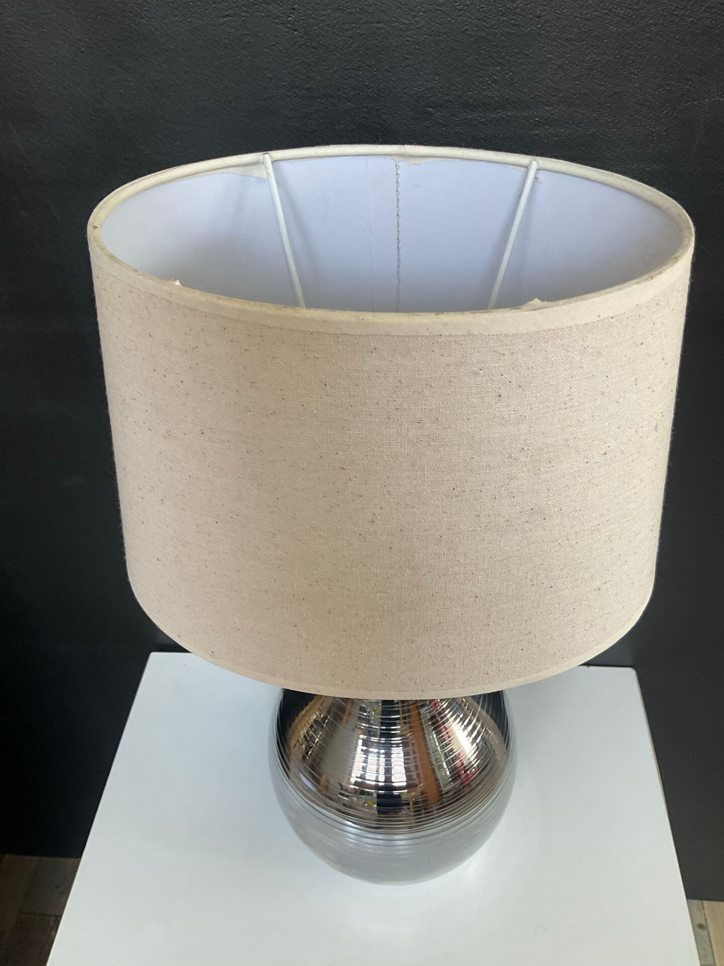 Lampe design en métal chromé