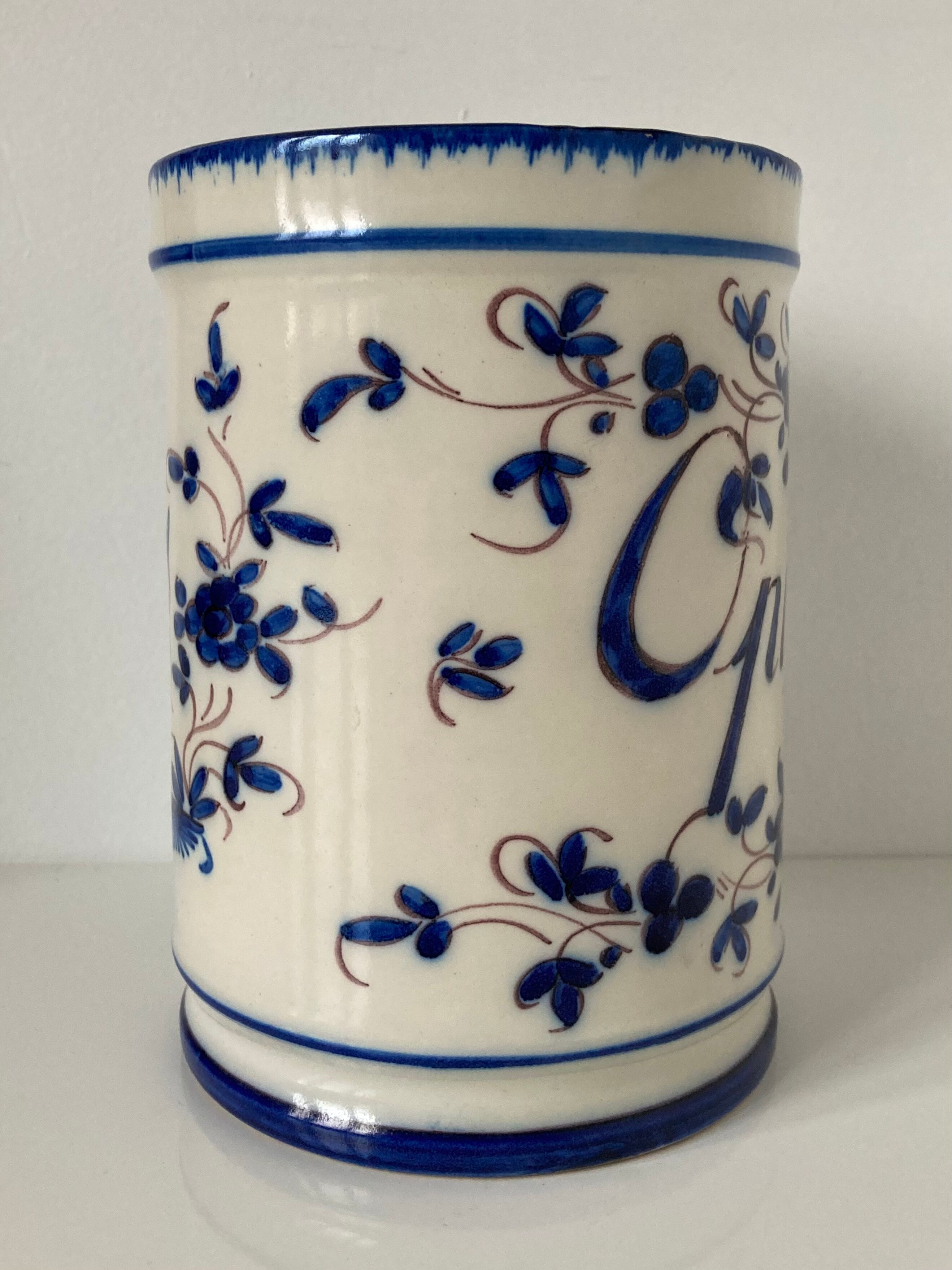 Pot à ustensiles inscrit « opium » en faïence de Martres-Tolosane à décor bleu-blanc