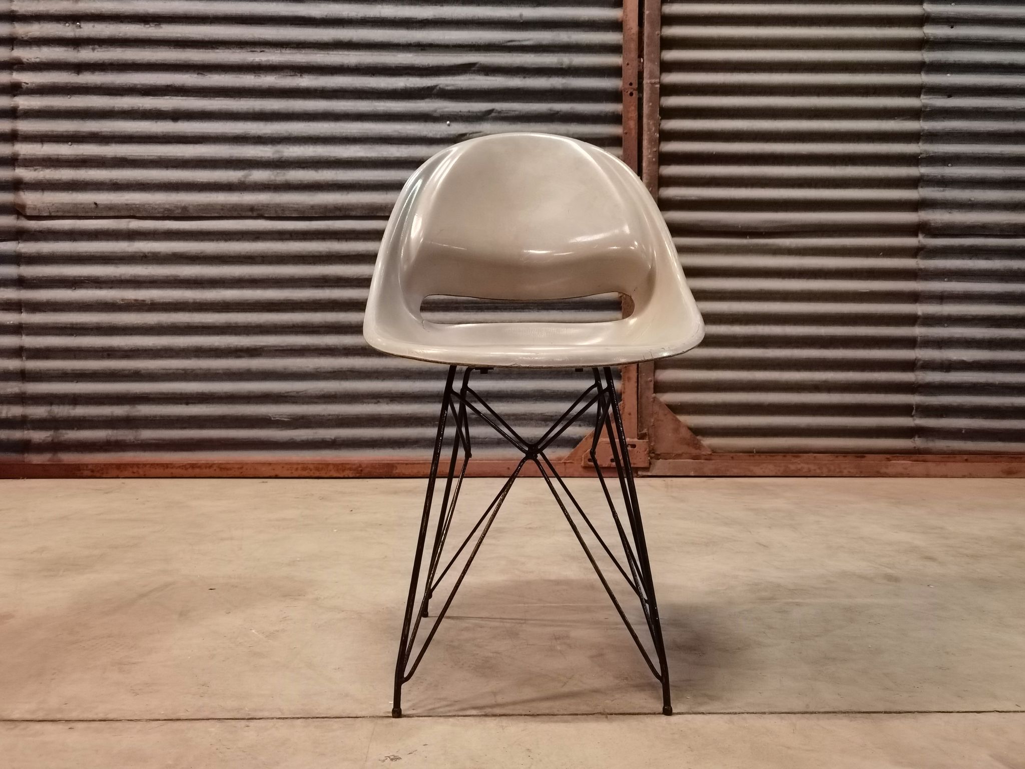 Chaise grise par Miroslav Navràtil édition Vertex 1959