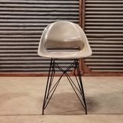 Chaise grise par Miroslav Navràtil édition Vertex 1959