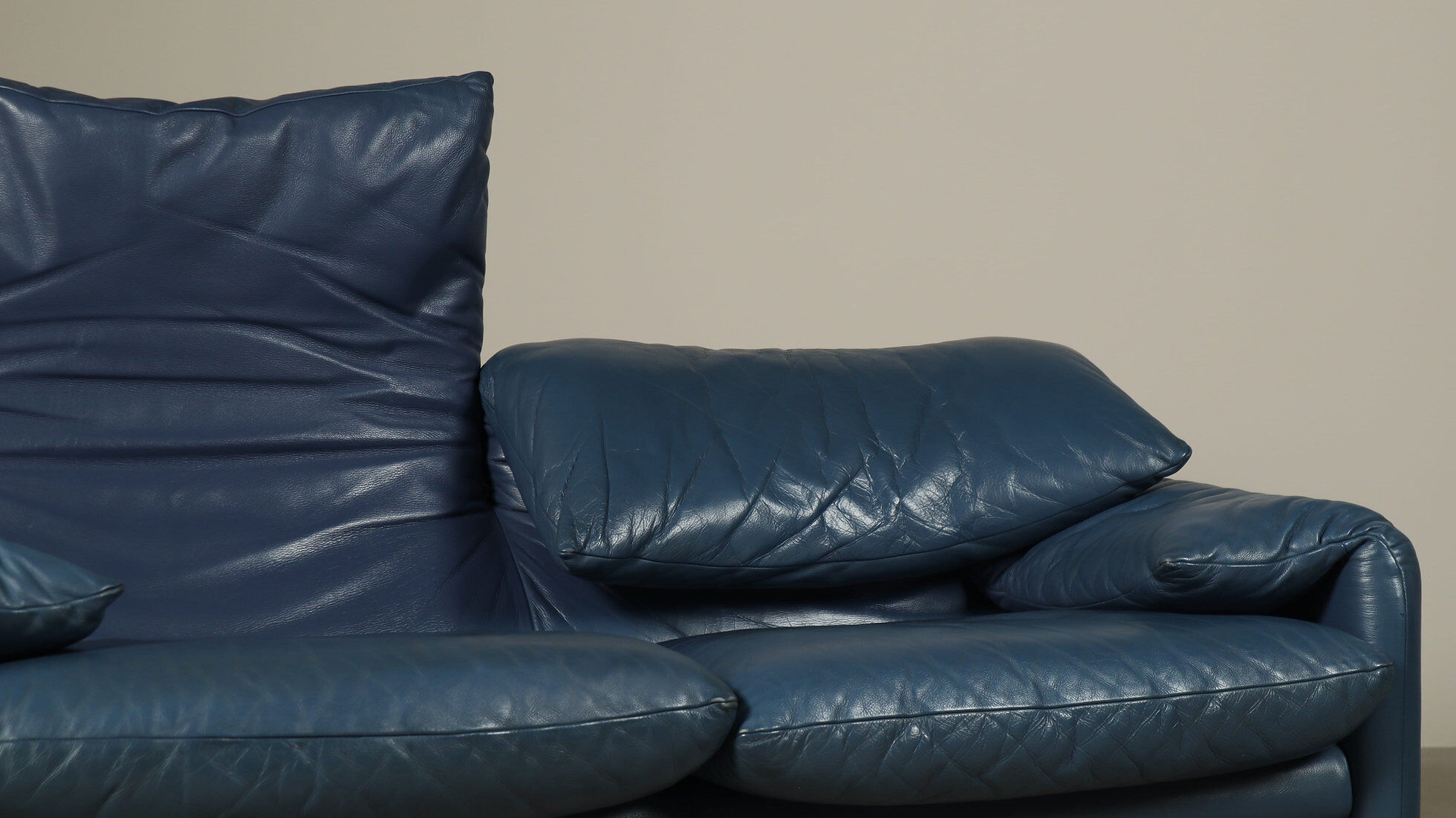 Two Cassina Maralunga two-seat sofas in blue leather by Vico Magistretti, Italy