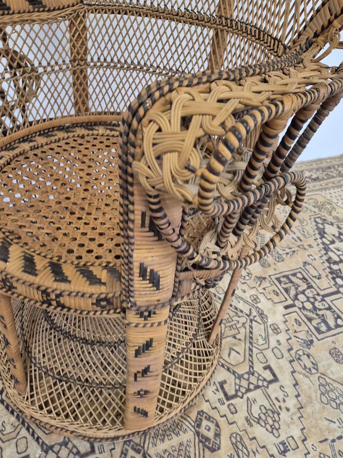 Fauteuil Emmanuelle "Peacock" vintage en rotin