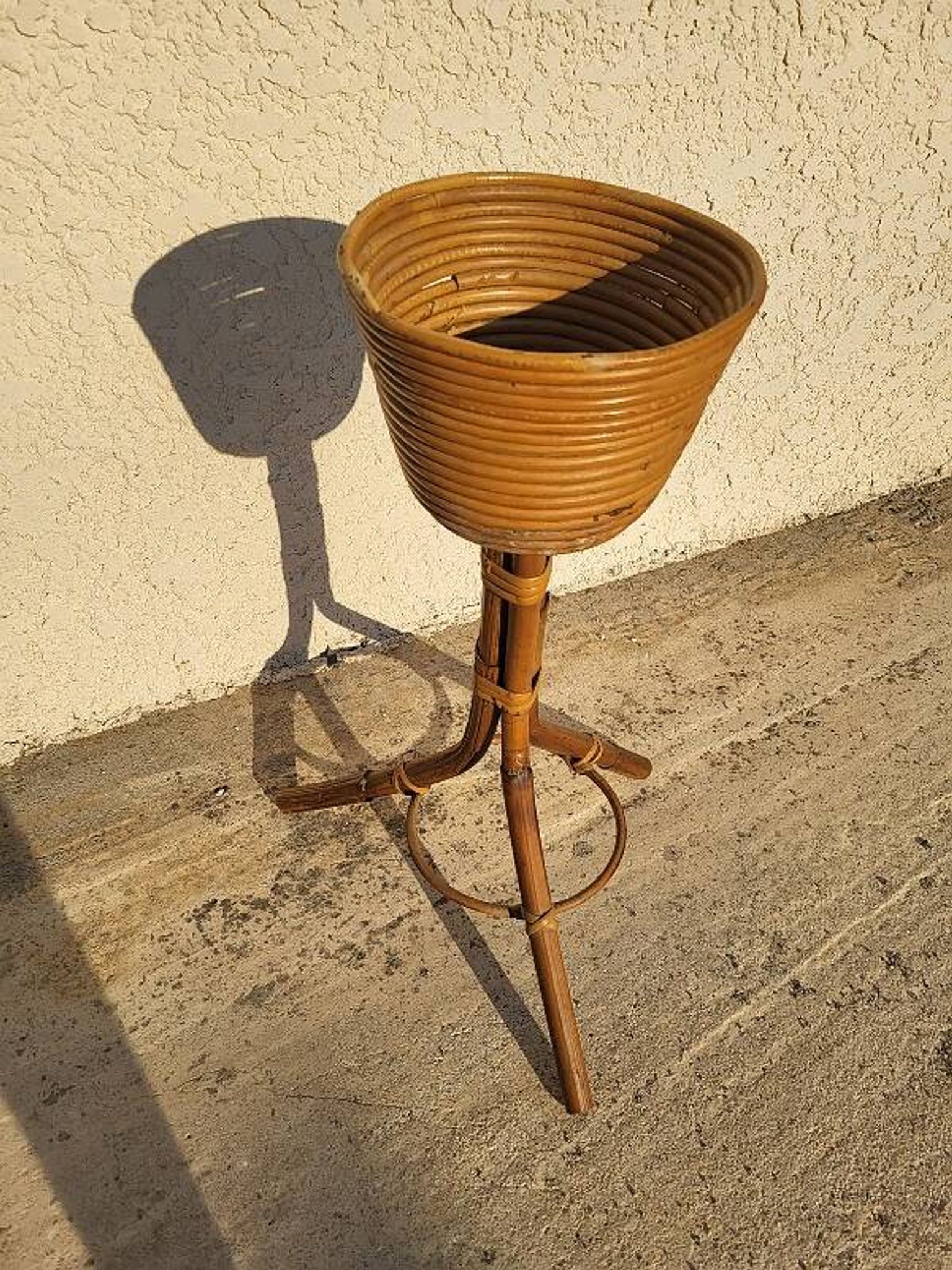 PORTE POT DE FLEUR EN ROTIN 1960