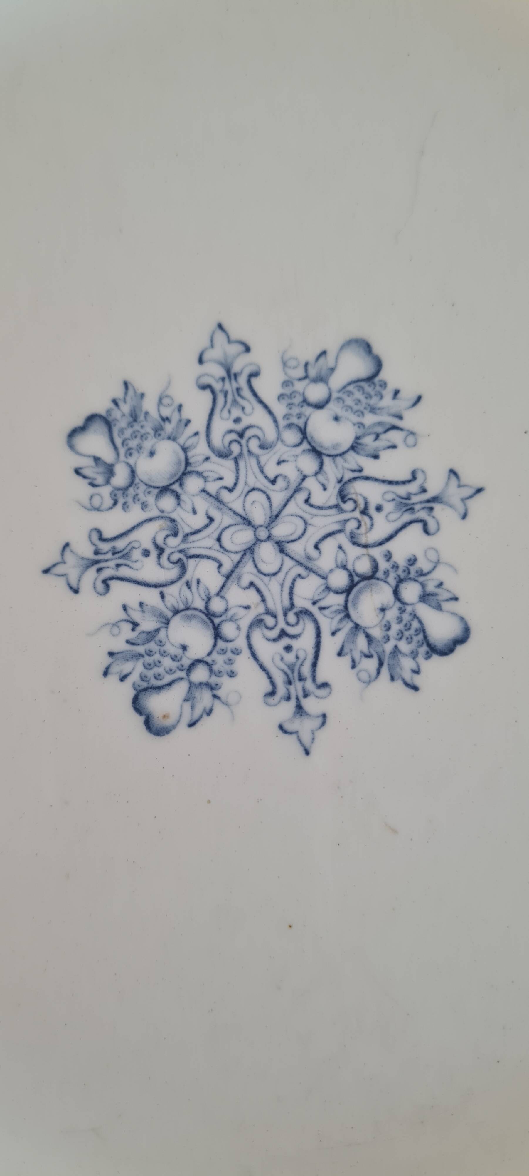 Serving dish in iron earth