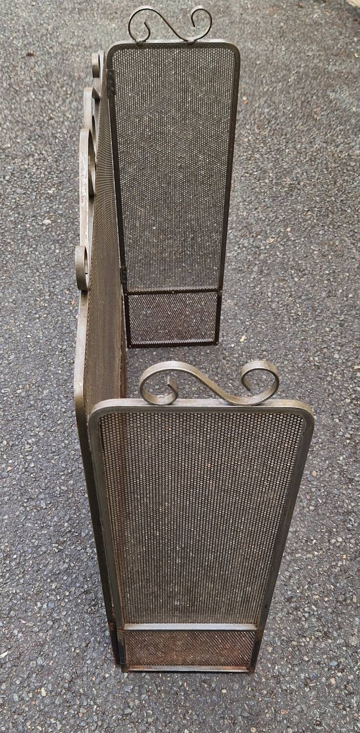 Metal fireplace screen