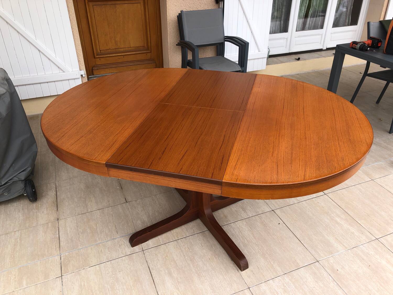 Baumann extendable round table
