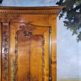 Armoire style Louis XV en merisier sculpté