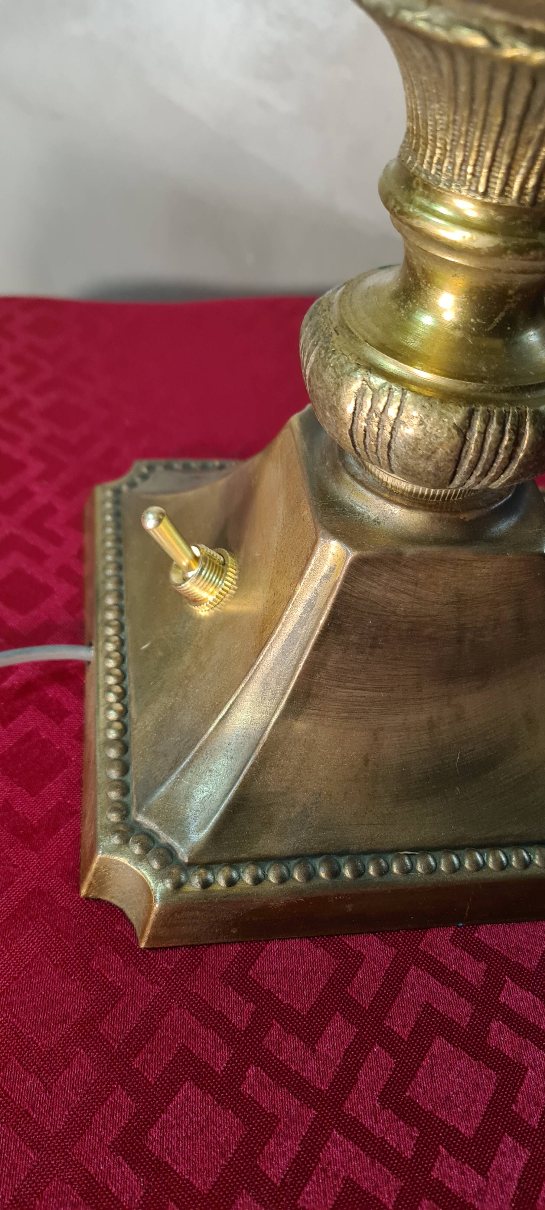 Art deco bronze and brass lamp h40x30 tiffany glass style lampshade