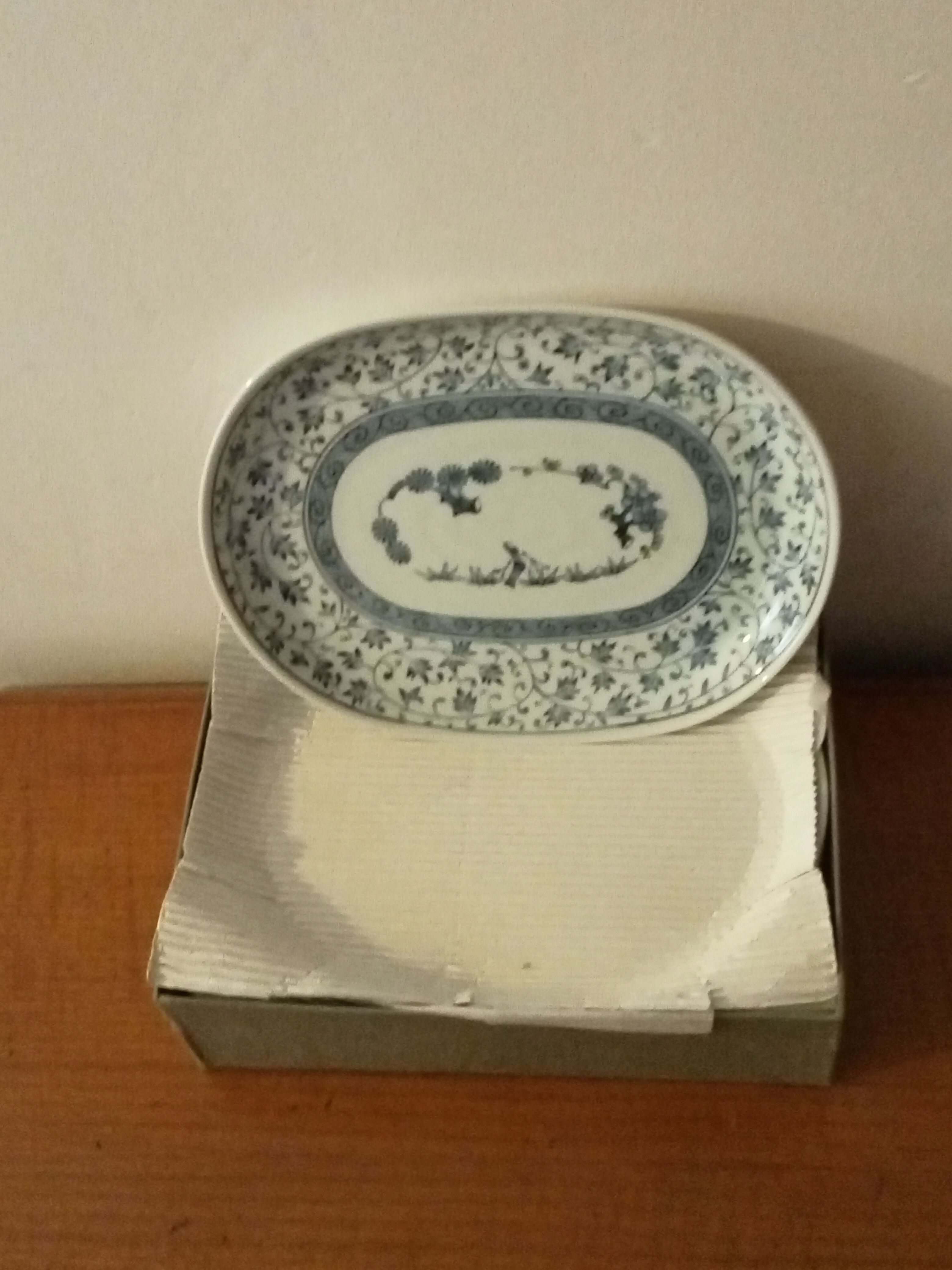 A set of 7 Japanese plates