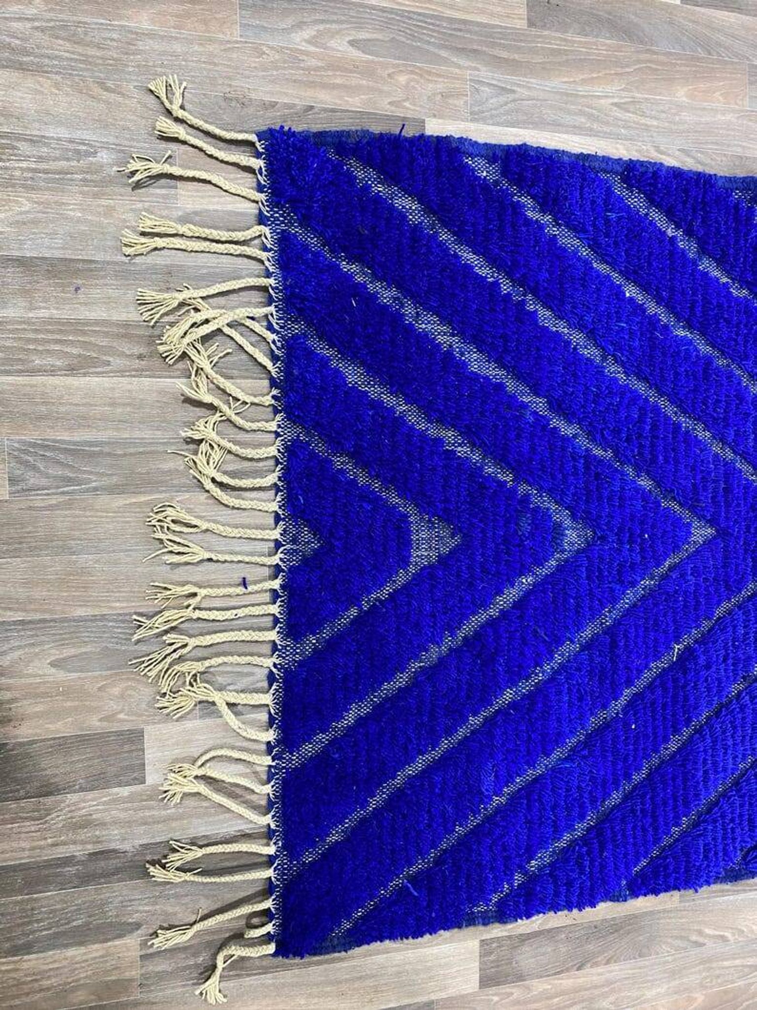 Handmade pure wool rug, traditional craftsmanship, size 250/350 cm.