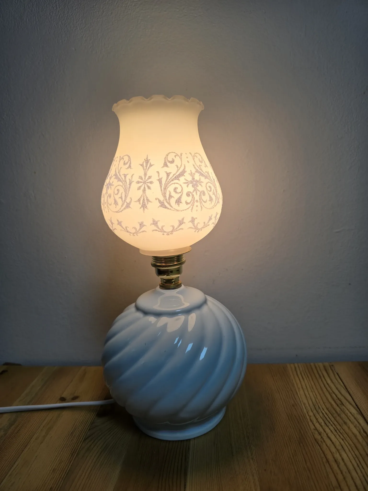 Blue ball lamp and white opaline.