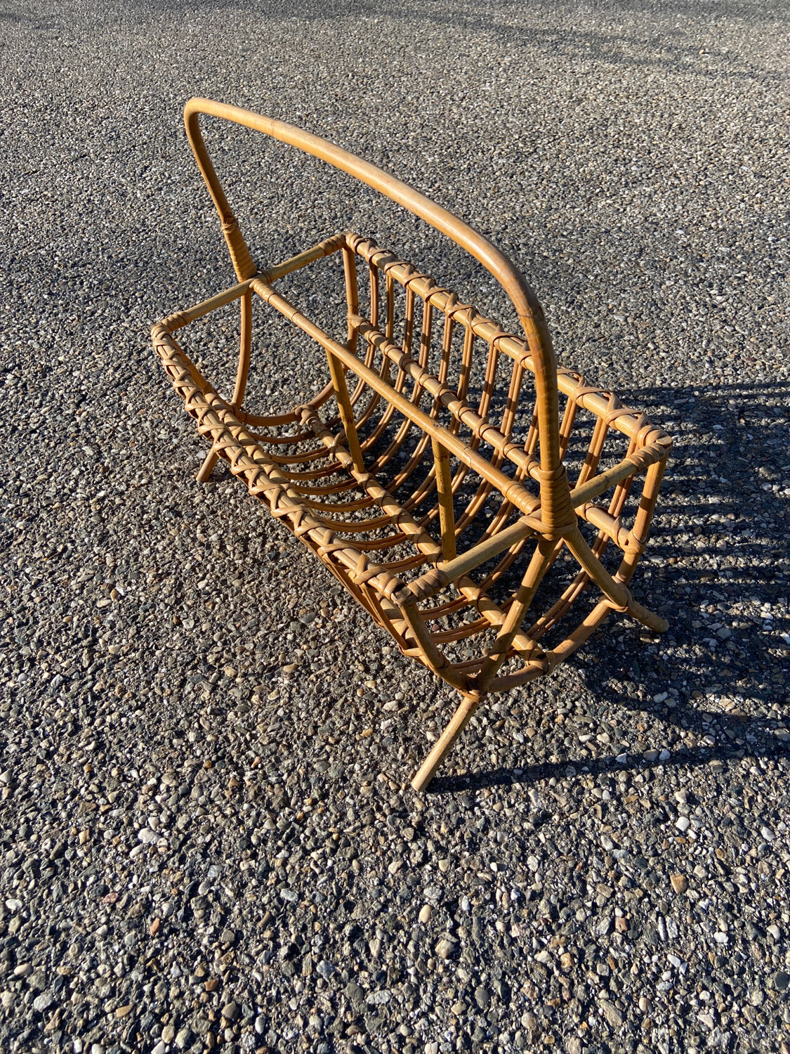 Porte revue en rotin