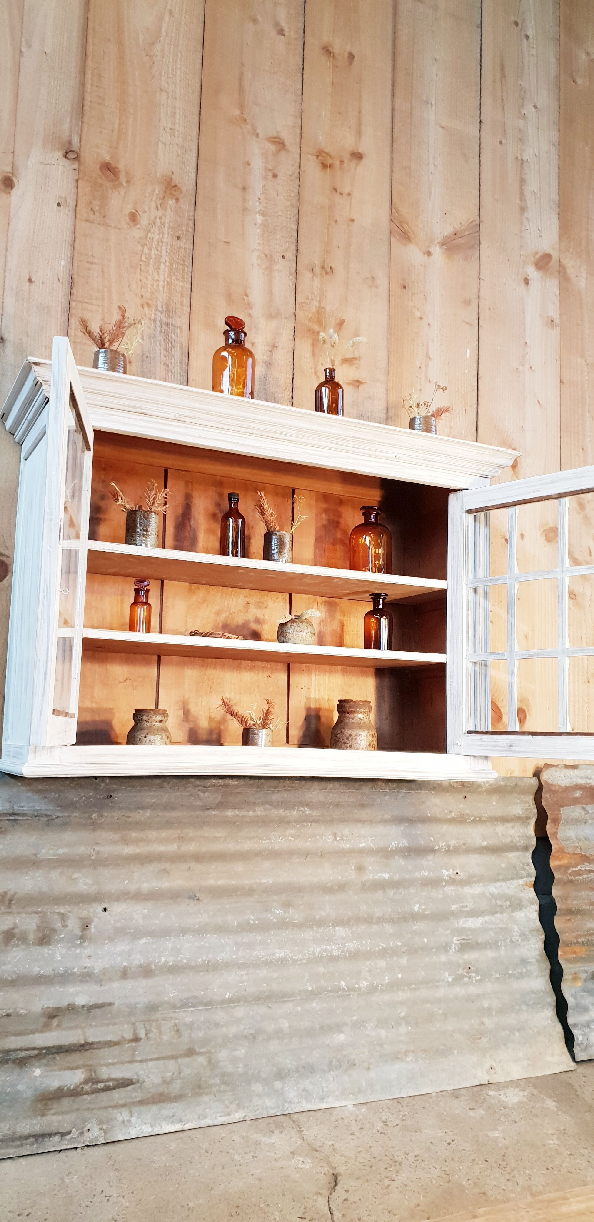 Showcase furniture to hang