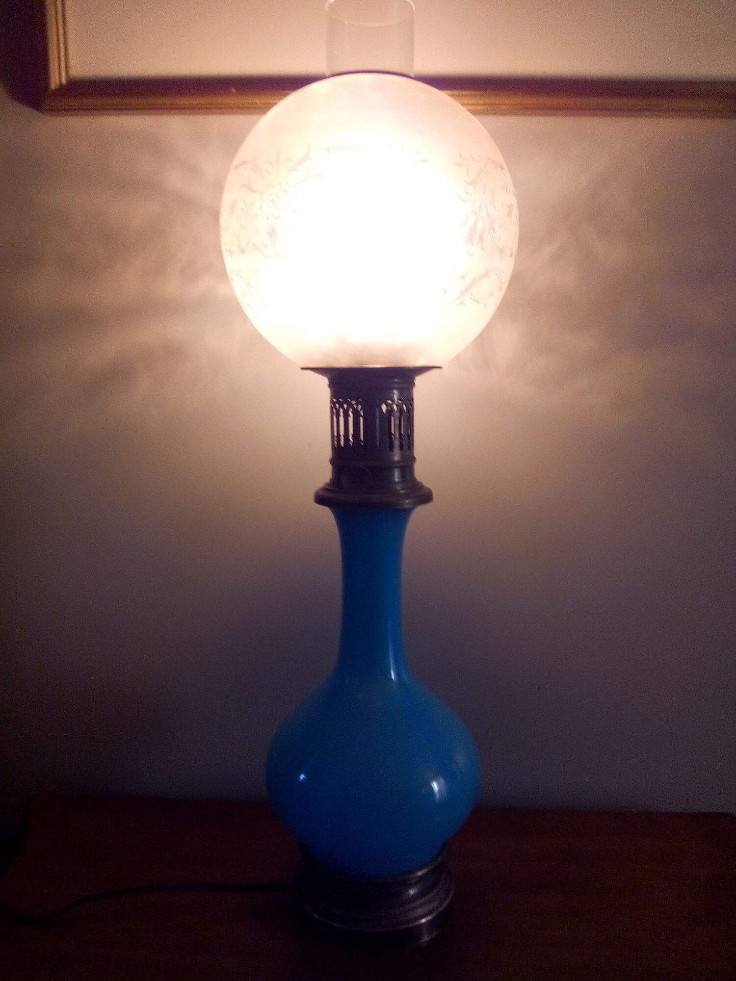 Lampe à pétrole en verre opalescent bleu, électrifiée