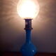 Lampe à pétrole en verre opalescent bleu, électrifiée