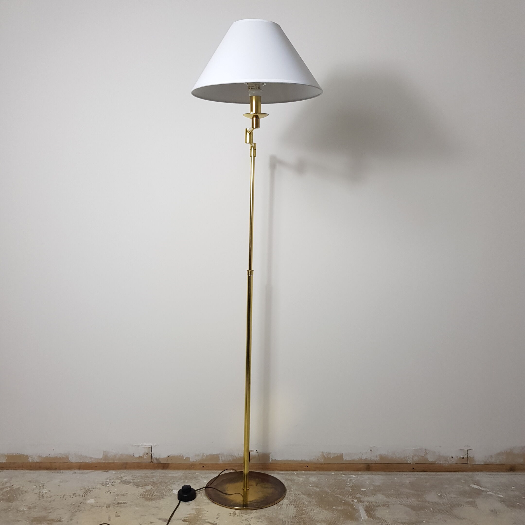 Vintage lamppost reader in gold steel publisher SCE