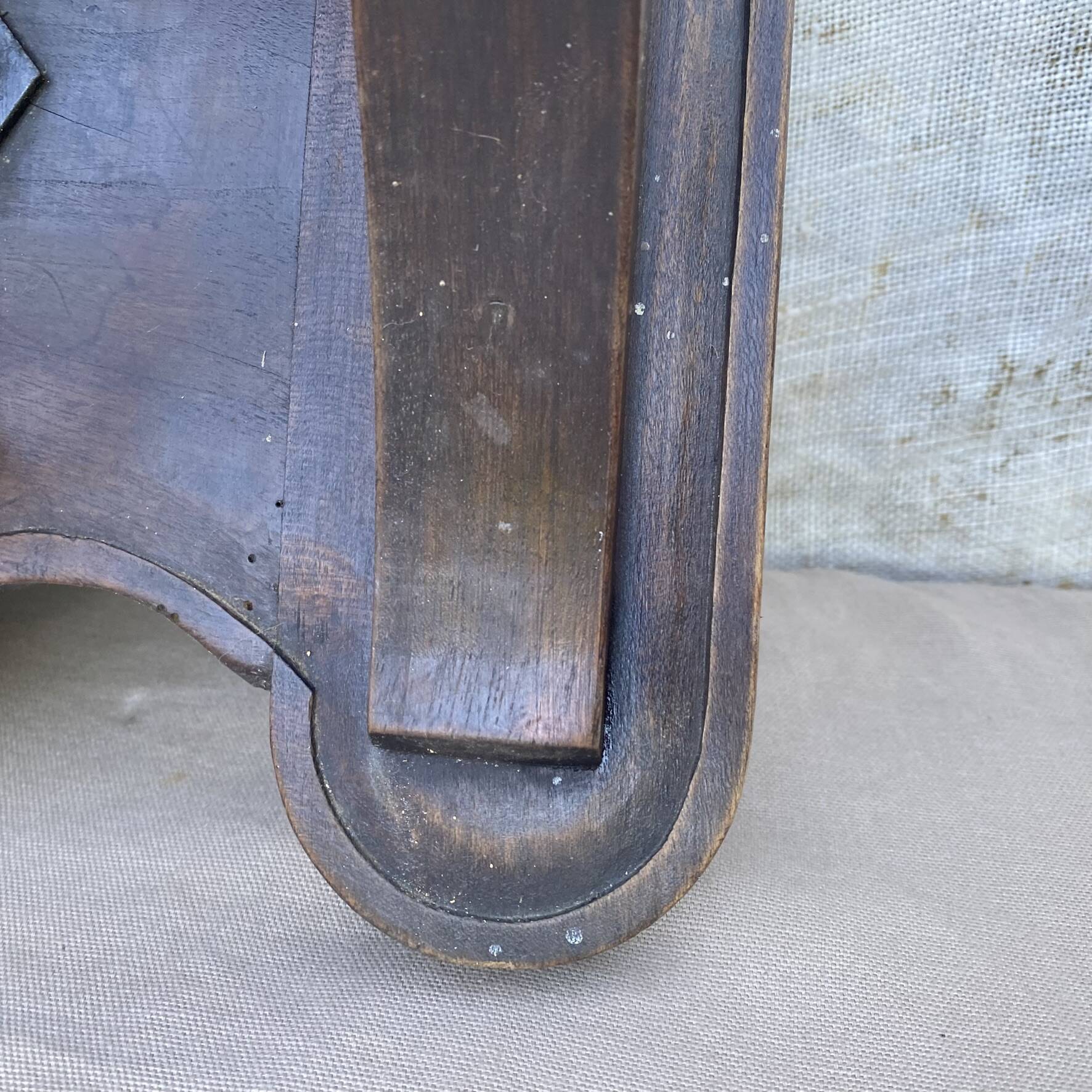 Large antique wall-mounted coat rack in carved wood 135 cm