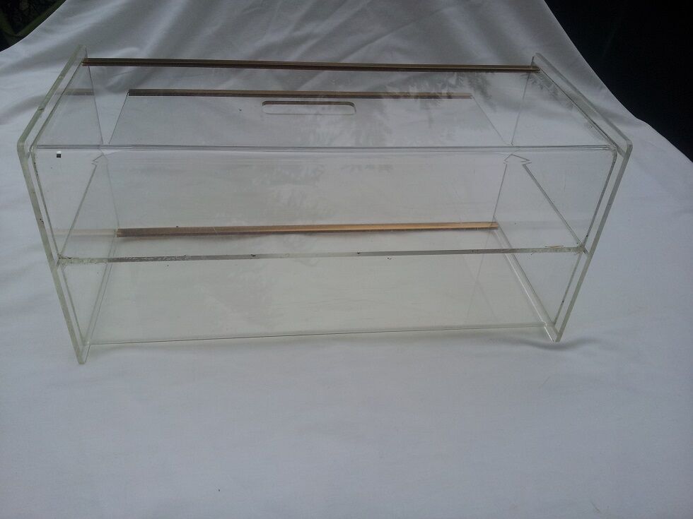Porte-revues en plexiglas