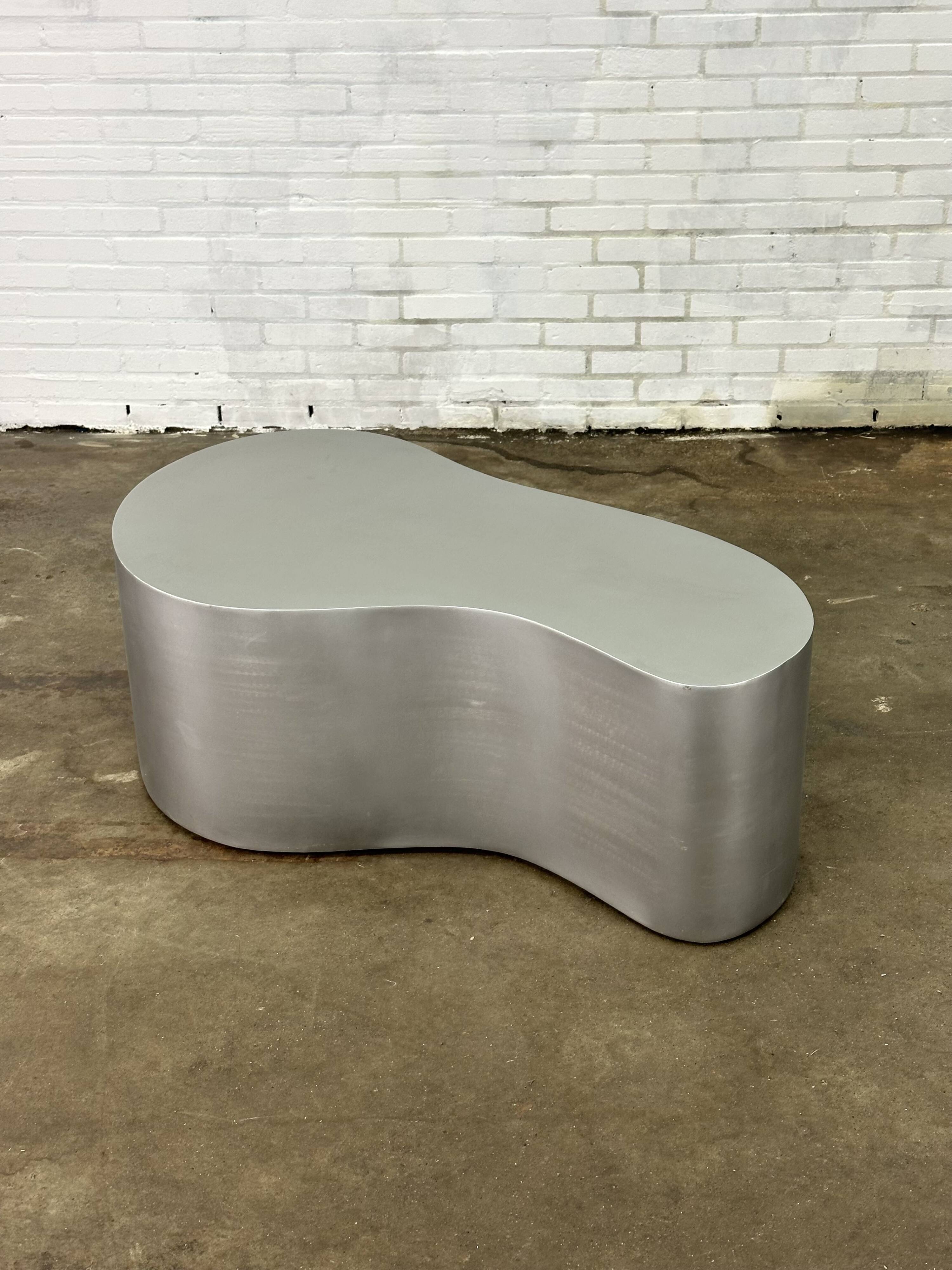 Table basse en acier inoxydable de forme organique