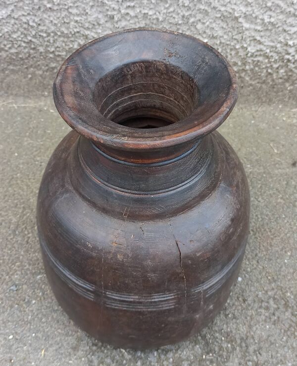 Petit pot ancien en bois