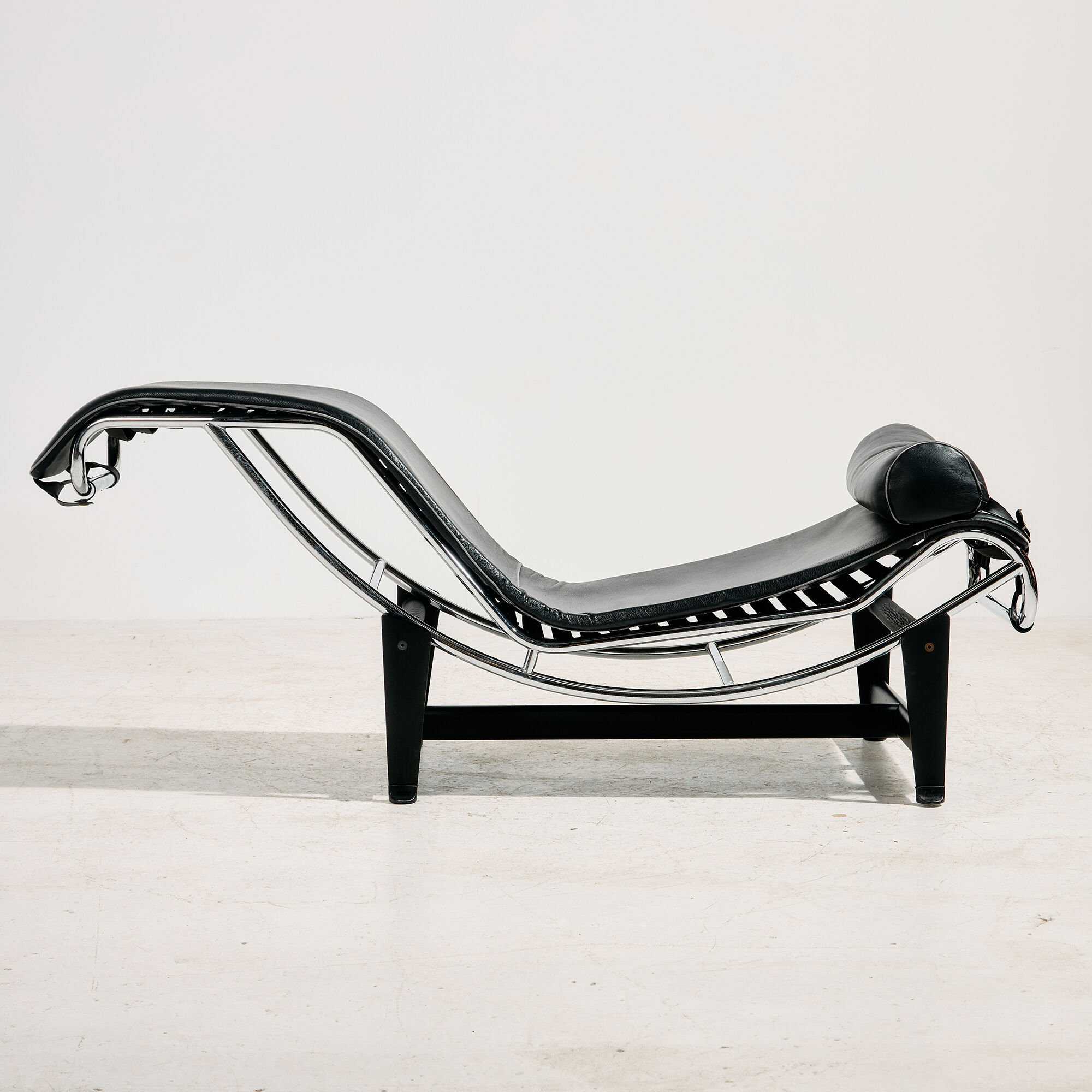 Fauteuil lounge LC4 par Alivar