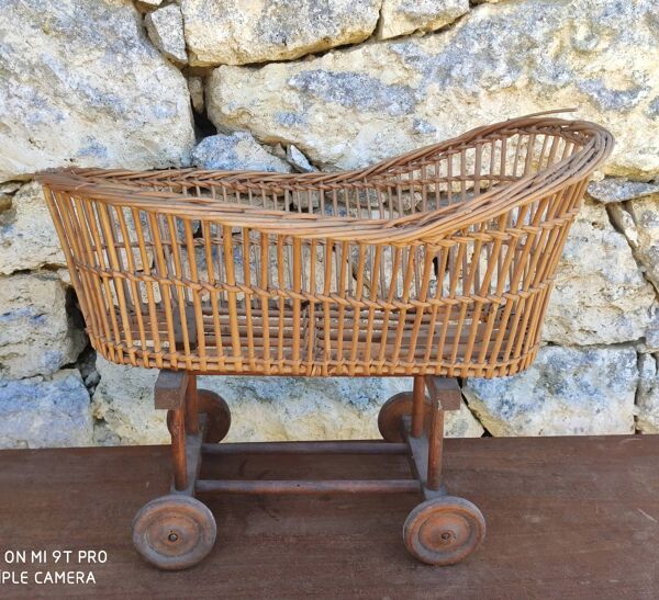 Ancien berceau en rotin à roulettes