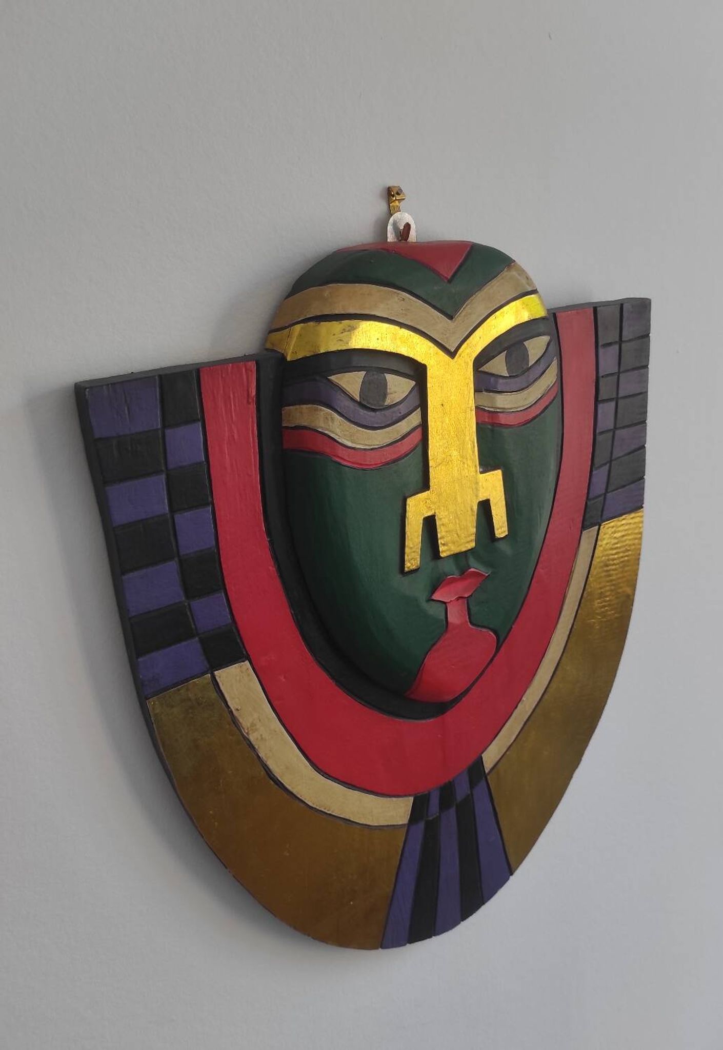 Masque mural artisanal décoratif en bois peint