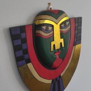 Masque mural artisanal décoratif en bois peint