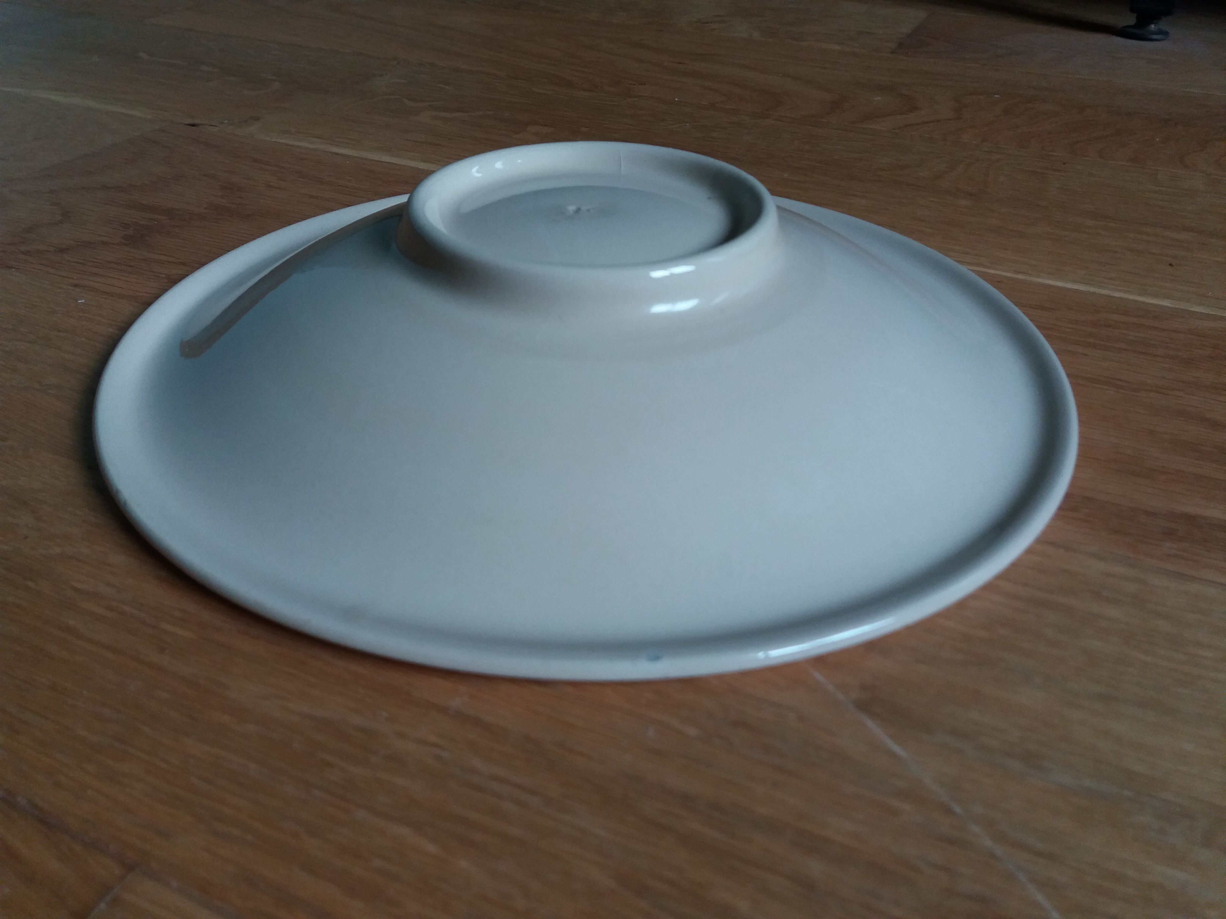 Round hollow dish Art Deco stencil decoration