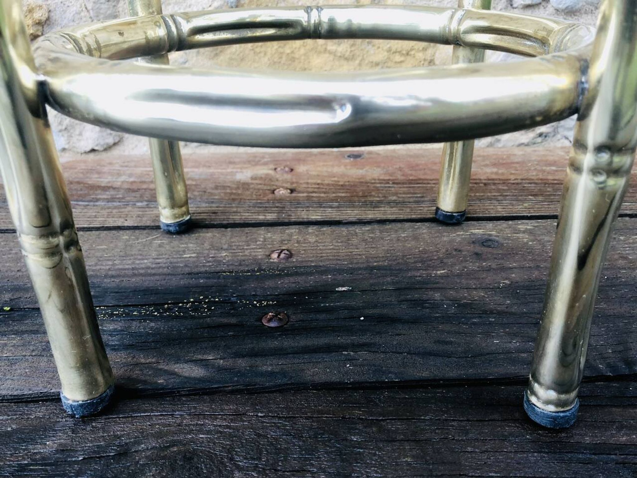 Vintage faux bamboo pedestal table in brass with 2 glass shelves