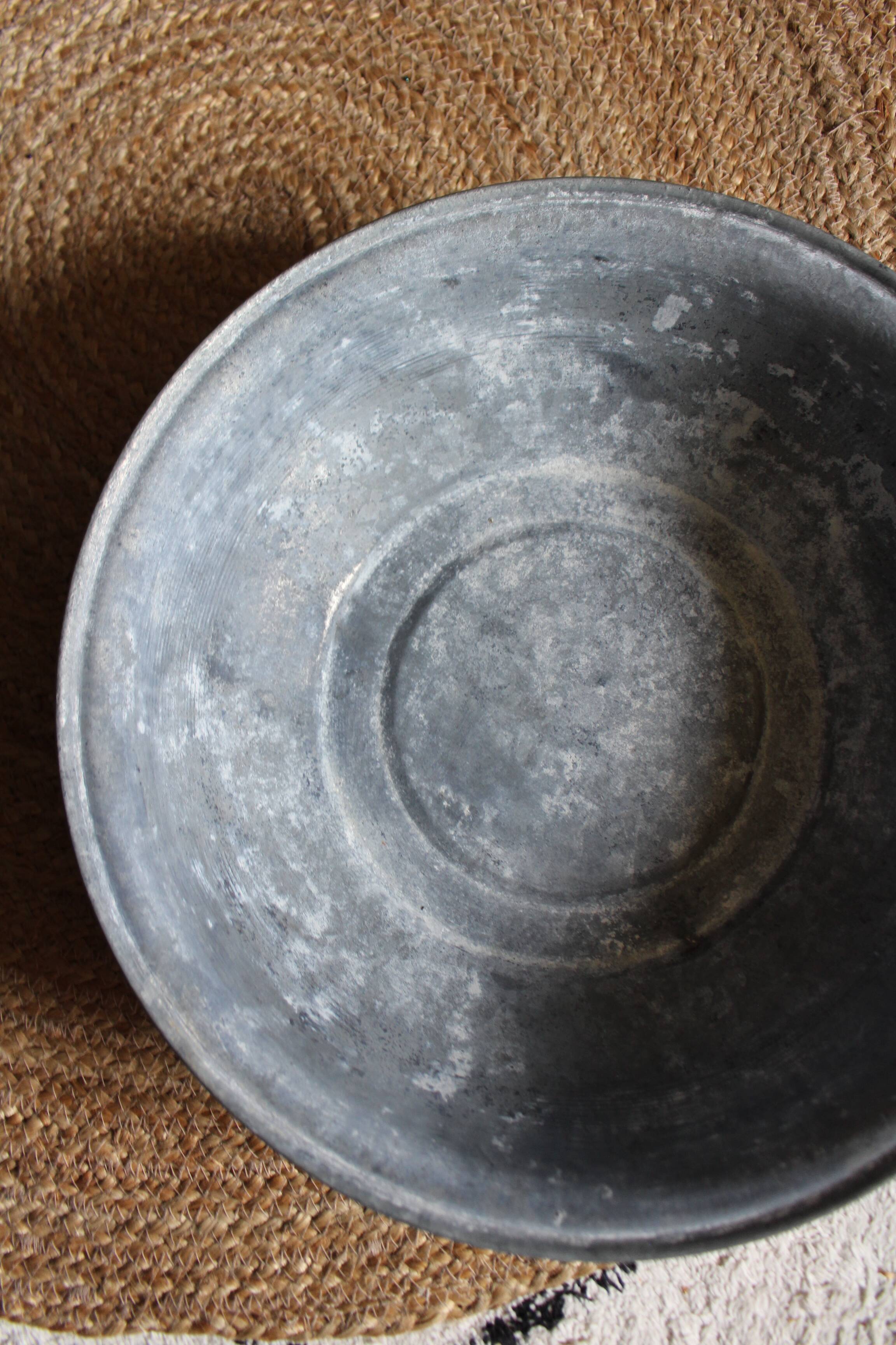 Planter Large round zinc basin with two handles